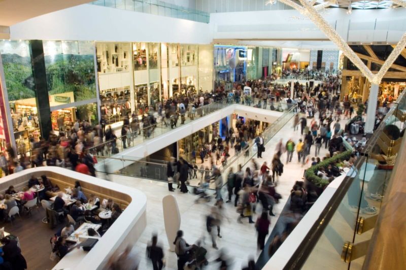 foule de clients dans un centre commercial