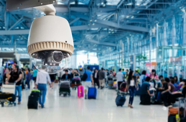 La sécurité dans les aéroports a considérablement évolué au fil des ans. Les méthodes traditionnelles, telles que le contrôle manuel des bagages et les détecteurs de métaux, ont été complétées par des technologies de pointe. Récemment, l'IA a changé la donne dans le domaine de la sûreté aérienne. Elle offre un large éventail de capacités qui renforcent les mesures de sécurité et rationalisent les opérations aéroportuaires.
