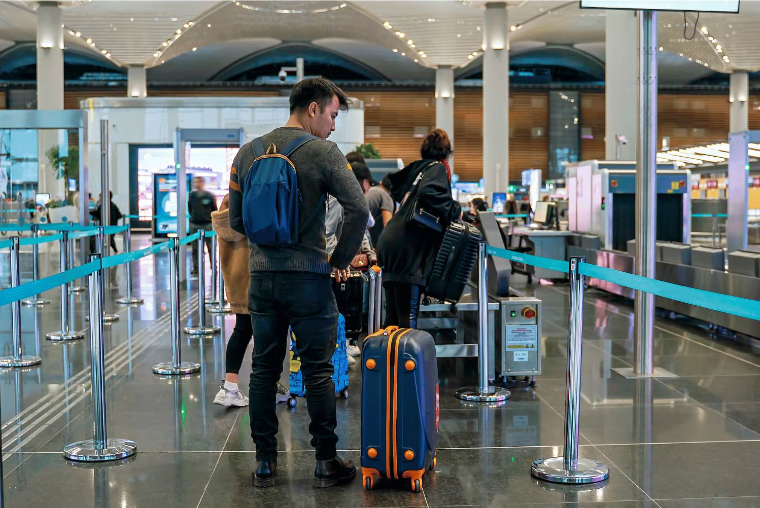 La gestion des pics de fréquentation dans les aéroports repose en grande partie sur la capacité à adapter les ressources. Grâce aux données fournies par Acorel, les opérateurs peuvent ajuster les effectifs en fonction du trafic réel et anticipé.